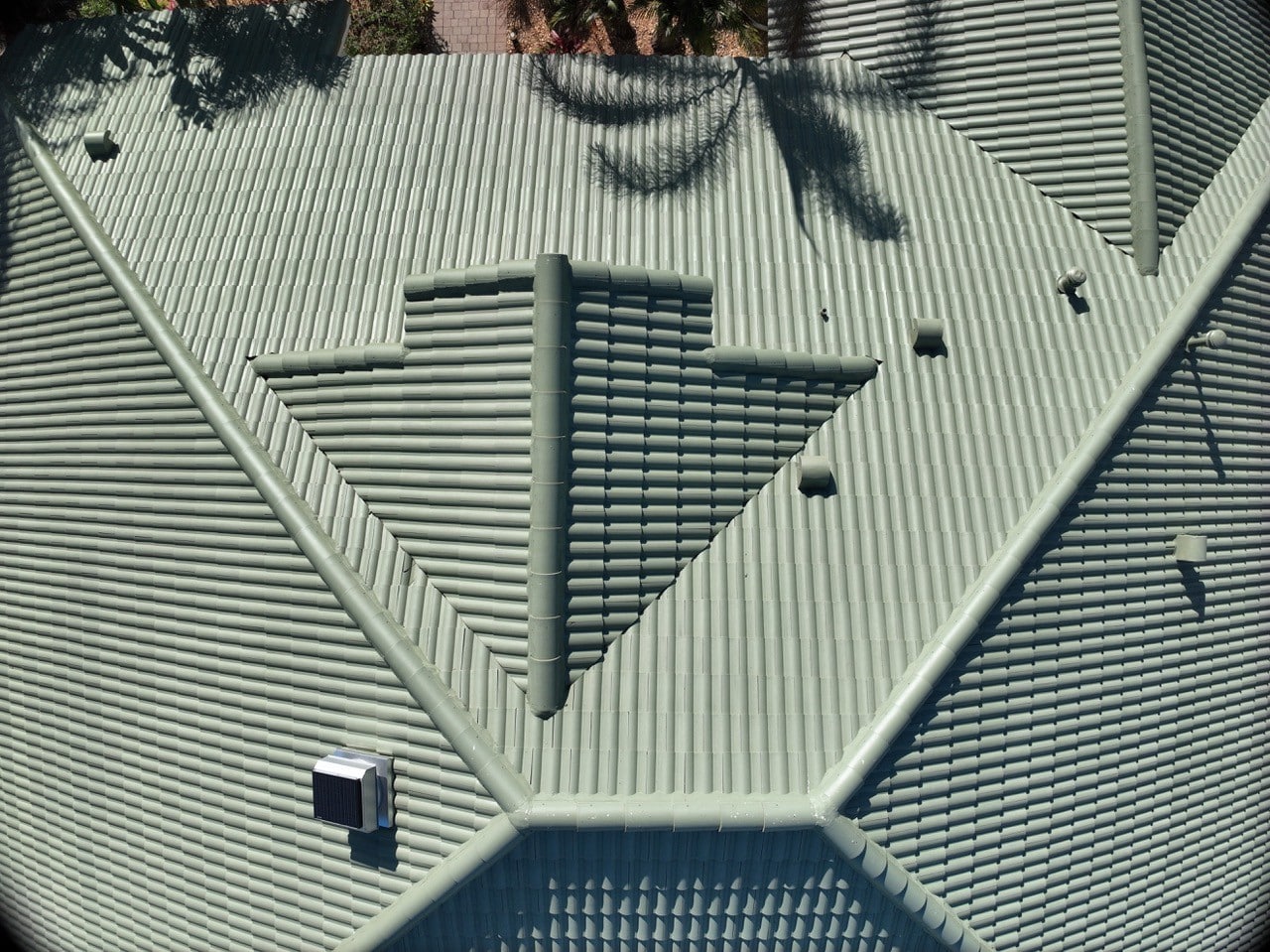 Close-up of Villa 900 low barrel tile profile